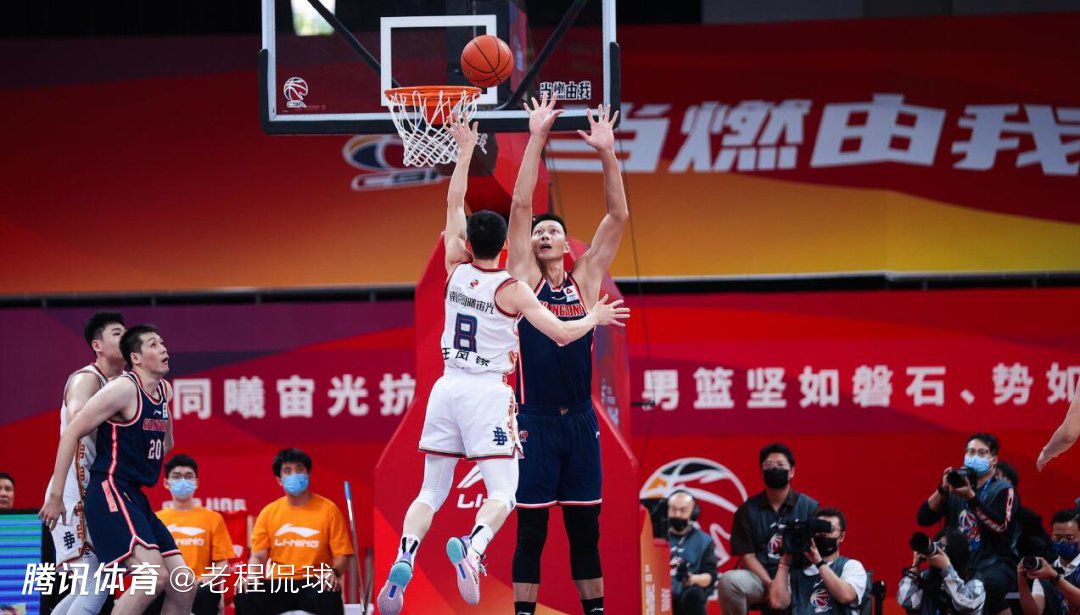 NFL传奇巨星汤姆-布雷迪在今年夏天成为了伯明翰的股东，随后俱乐部突然解雇了主帅尤斯泰斯，并在10月选择任命鲁尼为新帅。